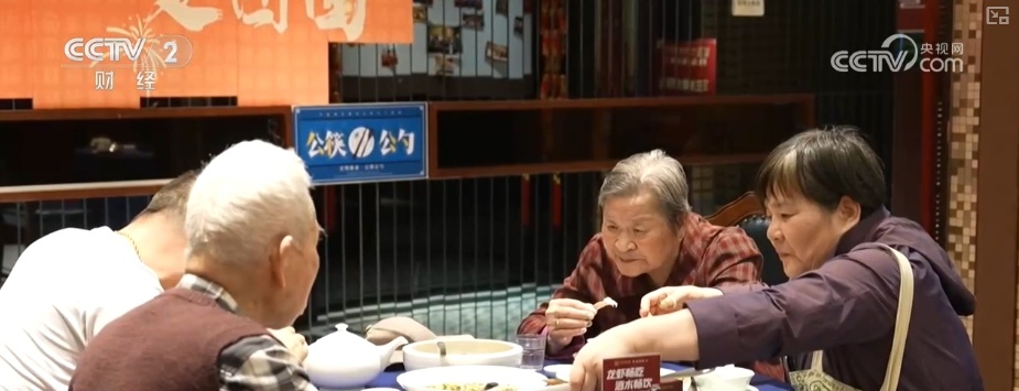 “五一”假期临近餐饮市场预订火热 “特色菜品+个性化服务”满足消费需求