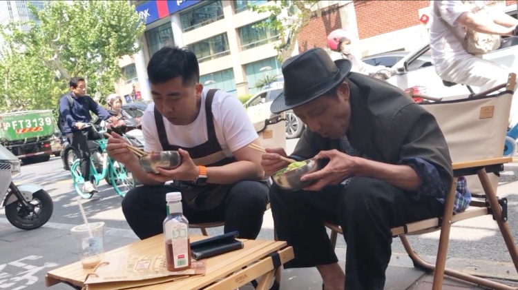 上海人又来排队了？时隔两年，“阿大葱油饼”再度飘香