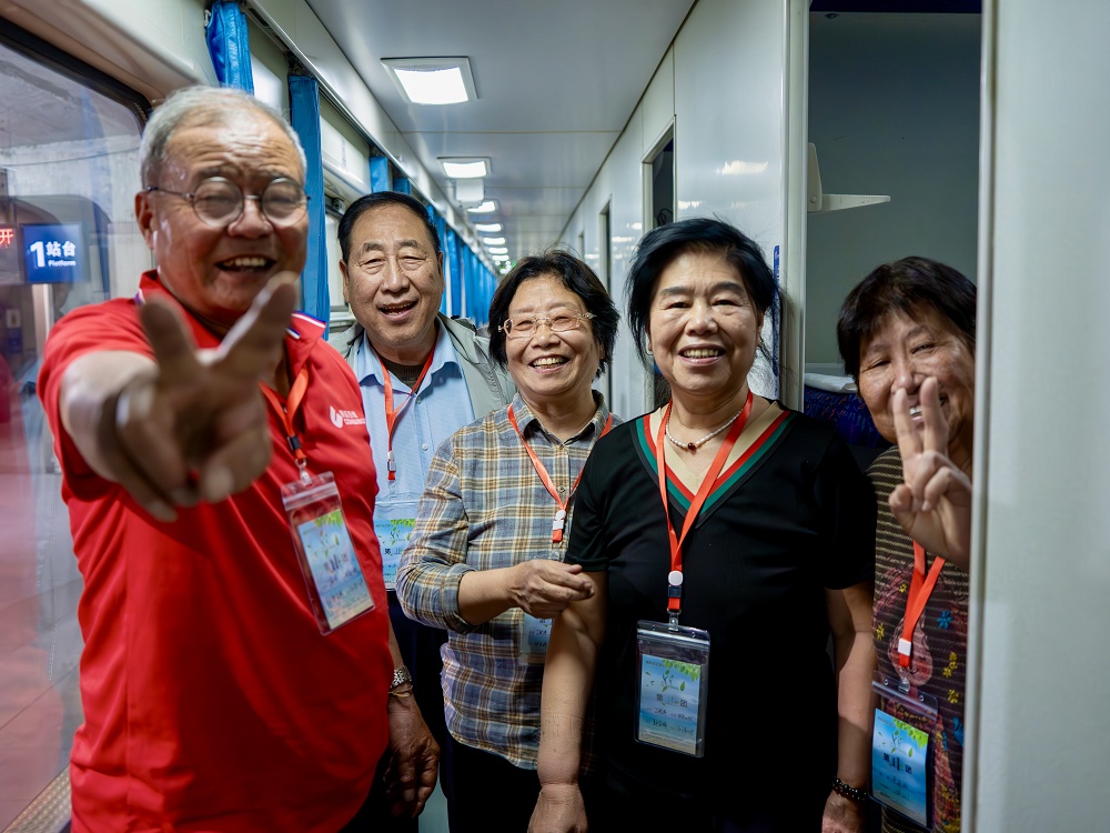 山西开出今年首趟入疆“银发旅游列车” 山西开出今年首趟入疆“银发旅游列车”