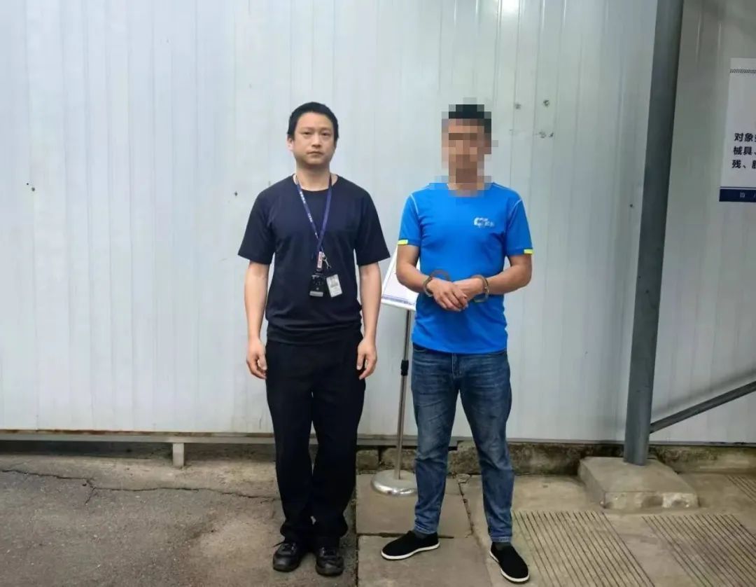 驾驶证暂扣还敢开车？成都一司机冲卡后被拘6日