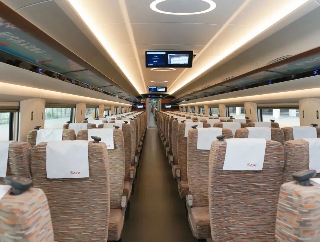 高铁列车上“E”座哪儿去了?揭秘→ 高铁列车上“E”座哪儿去了?揭秘→