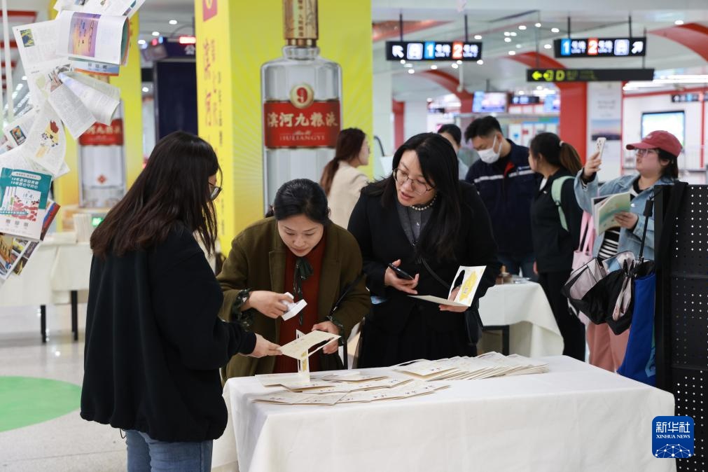 阅读主题快闪店亮相兰州地铁