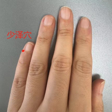 把小拇指这里按红，活气血、通经络、调头痛耳鸣！