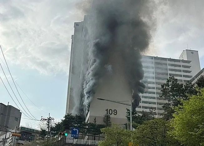 韩国一公寓发生火灾致1死6伤，死者为纵火嫌疑人，曾因噪音问题与邻居发生冲突