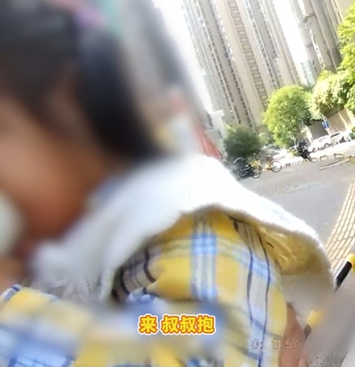 用爱守护童真！“小羊角辫”走失的22分钟里，整座城市都在当“妈妈”