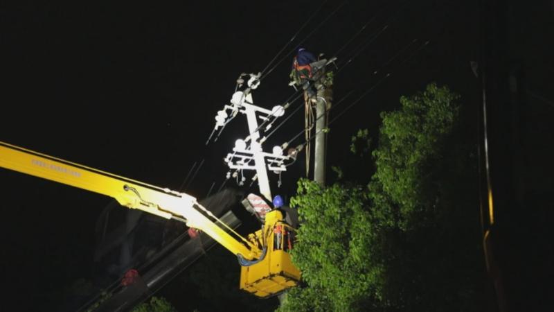 江西上高：雷暴大风天气导致线路受损 多部门连夜抢修