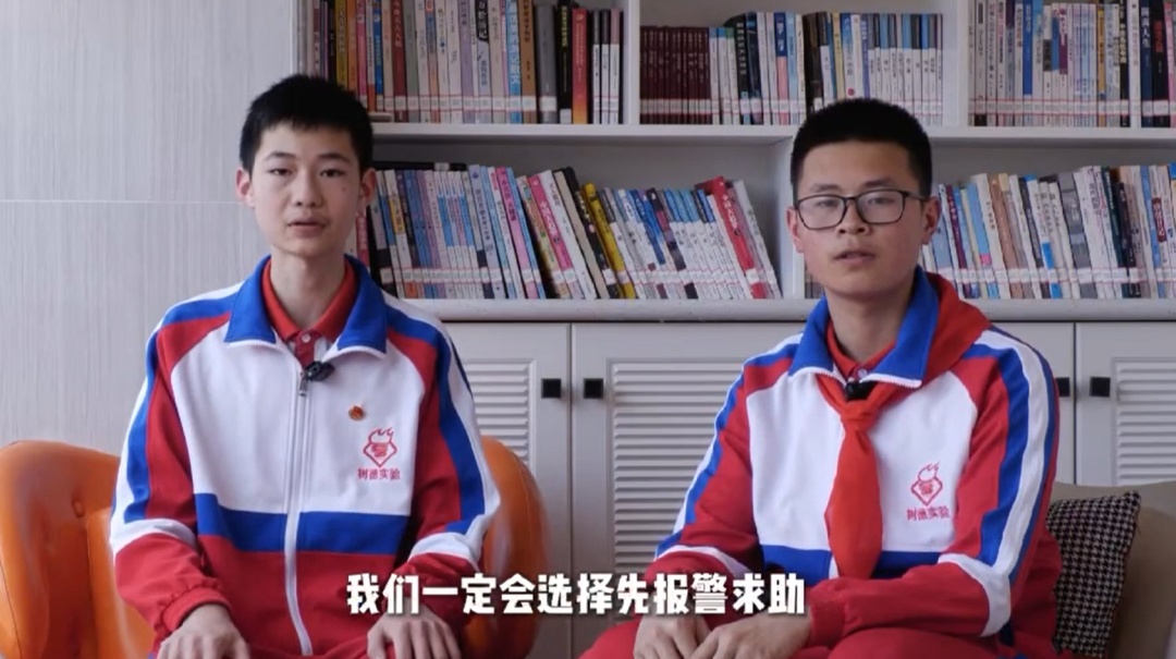 女子不慎落井，两少年机智救人！