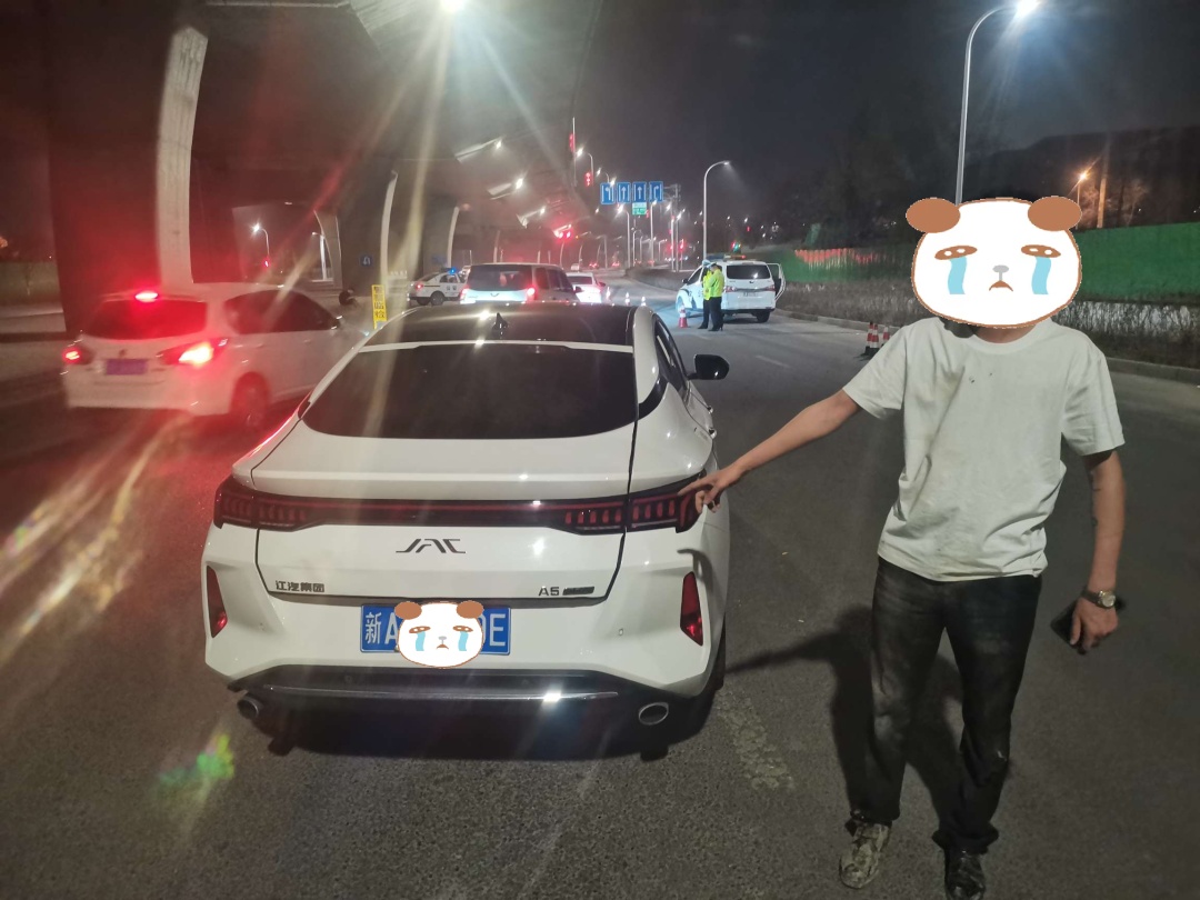 男子为躲避查酒驾 弃车“跨栏式”逃跑终被抓