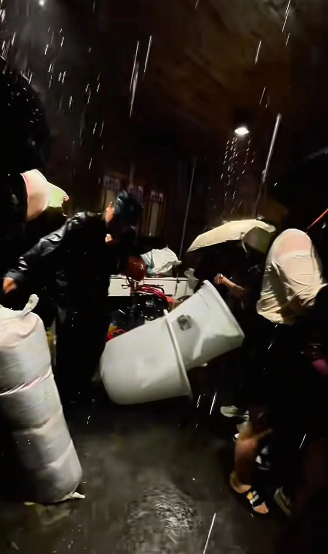 贵州百里杜鹃突遇冰雹，很多花打没了！民警救援时冻得发抖，游客称险失温，景区回应