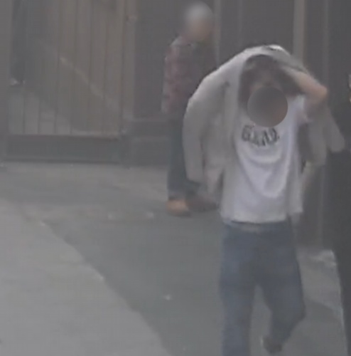 抓捕时遇到嫌疑人母亲，他们选择现场“撒谎”...网友：儿背影渐远，母牵挂未止！