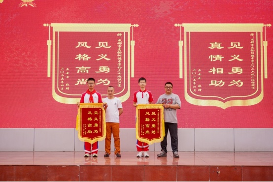 女子不慎落井，两少年机智救人！
