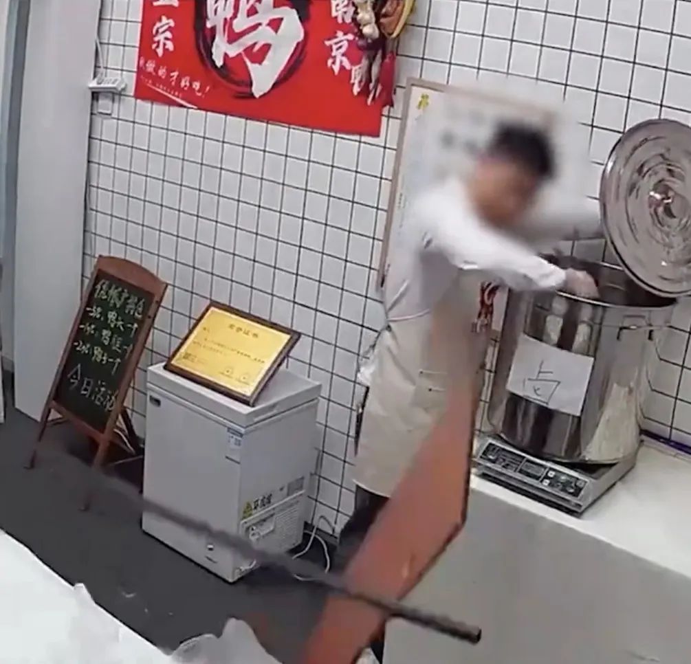 抖音回应“卤鸭店老板摆拍争议”：禁言、限制营利权限