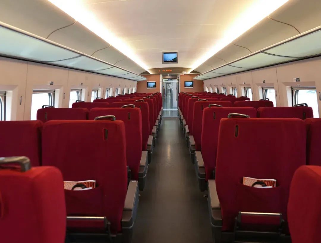 高铁列车上“E”座哪儿去了?揭秘→ 高铁列车上“E”座哪儿去了?揭秘→