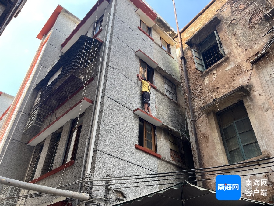 男孩被锁家中写作业，从3楼翻窗爬出！结果……