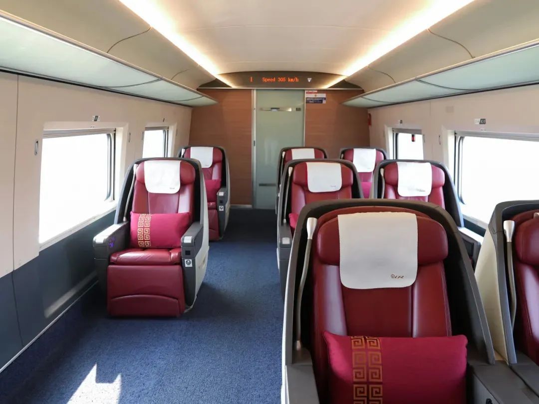 高铁列车上“E”座哪儿去了?揭秘→ 高铁列车上“E”座哪儿去了?揭秘→