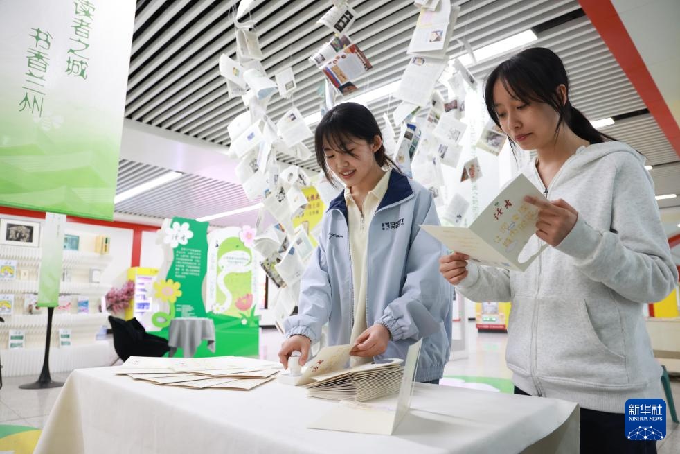 阅读主题快闪店亮相兰州地铁