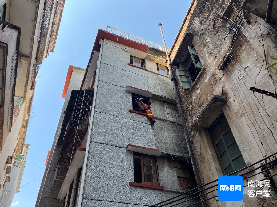 男孩被锁家中写作业，从3楼翻窗爬出！结果……