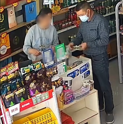 用“百元找零”骗局,几句话把店主绕晕...抓了! 用“百元找零”骗局,几句话把店主绕晕...抓了!