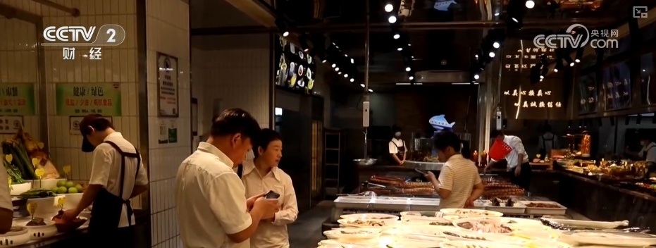 “五一”假期临近餐饮市场预订火热 “特色菜品+个性化服务”满足消费需求