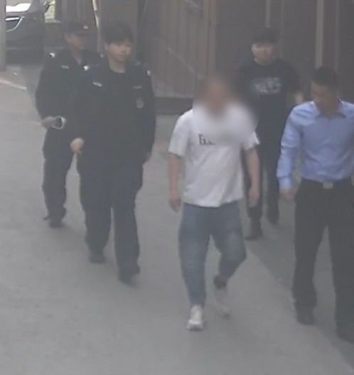 抓捕时遇到嫌疑人母亲，他们选择现场“撒谎”...网友：儿背影渐远，母牵挂未止！