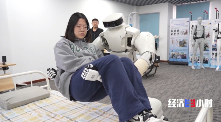 能穿针引线也能“公主抱” 人形机器人进入家庭还有多远？