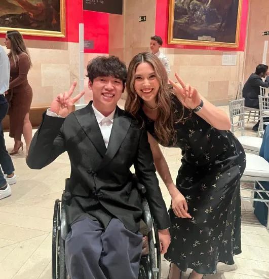 谷爱凌颁奖惊险摔倒！红色高开叉长裙气场全开，被赞“超级美”
