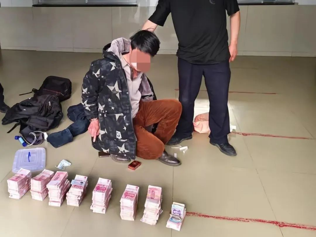 男子带70多万元现金住山洞，白天睡觉、晚上出街……“没想到以这种方式被抓”