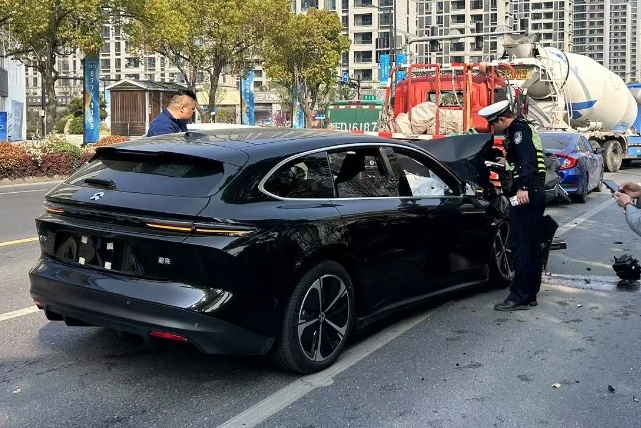 气囊全爆，新车撞毁！警方提醒你开车千万别做这件事