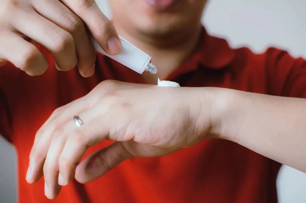 毒液堪比硫酸！又到高发季，一地确诊200多例！紧急提醒：不要拍，有人差点毁容