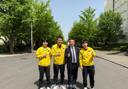 邱贻可晒刘国梁孙颖莎蒯曼合影
