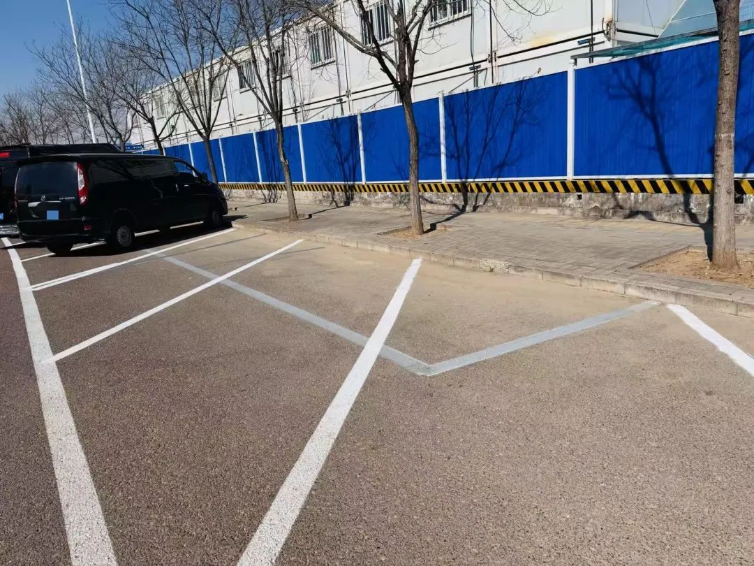 北京一小区居民质疑路侧施划斜列式车位，安全能保障吗？