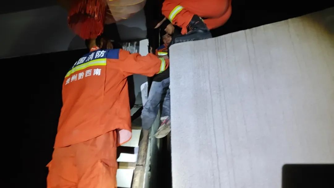 凌晨卡进“一线天”,12岁少年被紧紧“压缩”! 凌晨卡进“一线天”,12岁少年被紧紧“压缩”!