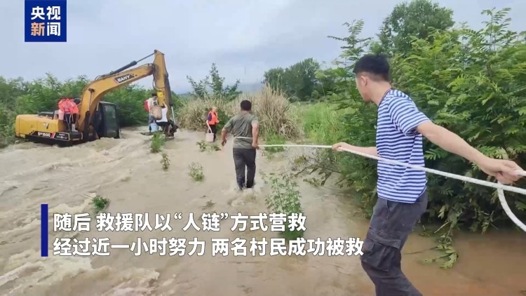 救援人员洪水中上演火速营救 网友：这是真“顶流”