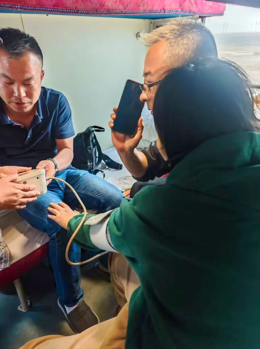 K9669次列车上紧急求助！四位医生出手了