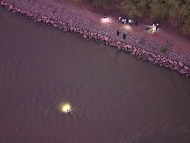 女子被困河心岛，他纵身跳入湍急的水流中