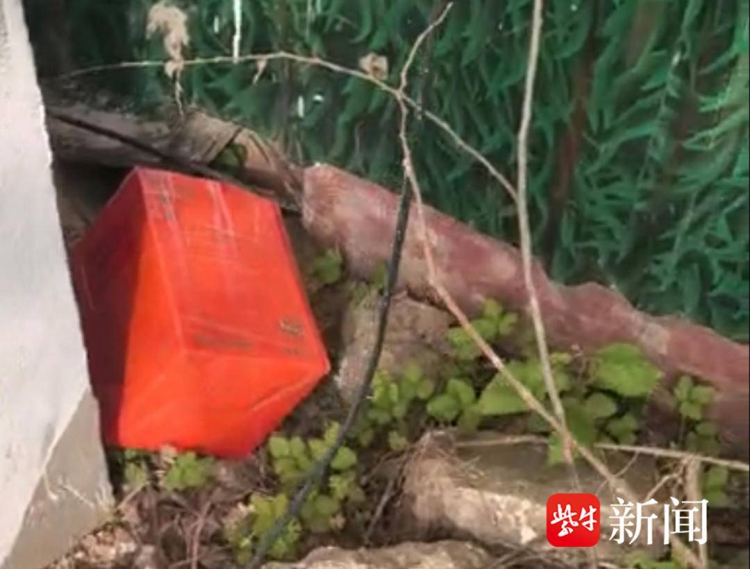 民警发现墙角装有5.7万现金的纸箱后......