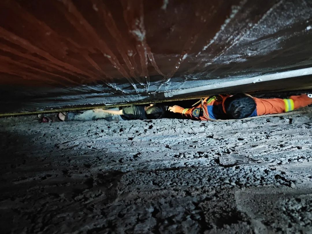 凌晨卡进“一线天”,12岁少年被紧紧“压缩”! 凌晨卡进“一线天”,12岁少年被紧紧“压缩”!