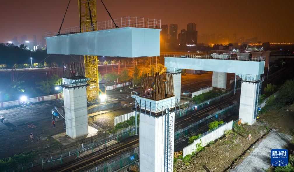 新建沪宁合高铁跨合宁铁路钢盖梁吊装完成