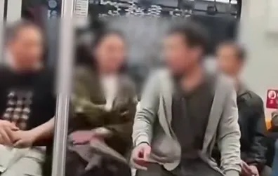 务工大哥坐地铁被骂脏，挺身而出的女生发声！冲上热榜第一