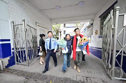 婚礼当天知道自己还有一个妈妈 警方助力让他30年后与亲生父母团聚 婚礼当天知道自己还有一个妈妈 警方助力让他30年后与亲生父母团聚