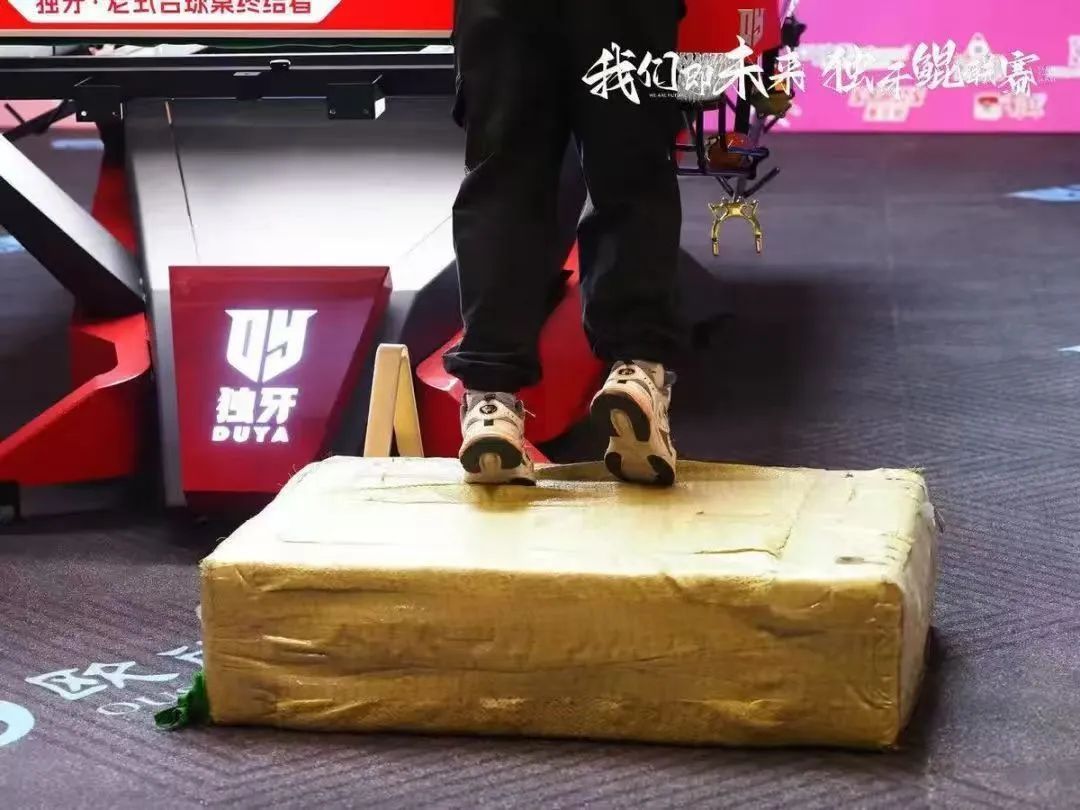 身高不够，垫子来凑！5岁小孩哥拖着 “增高垫”比赛