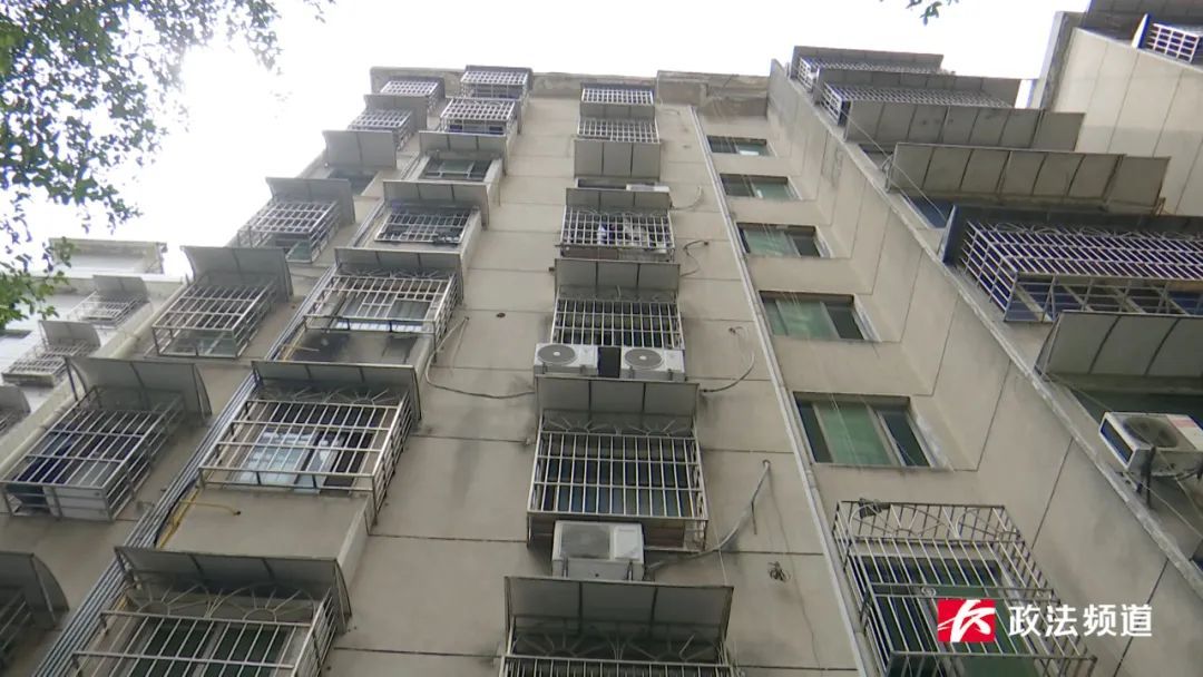 “吵得住不下去，只能住民宿了！” 楼上深夜经常传来“砰砰”声，楼下业主崩溃了