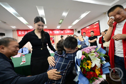 婚礼当天知道自己还有一个妈妈 警方助力让他30年后与亲生父母团聚 婚礼当天知道自己还有一个妈妈 警方助力让他30年后与亲生父母团聚