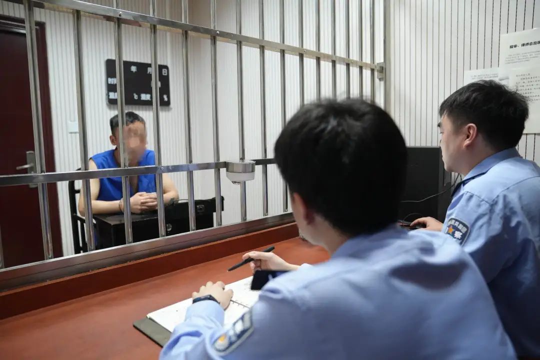 3人操控500账号日发万条谣言！“华山医院前院长客死他乡”造谣案细节披露
