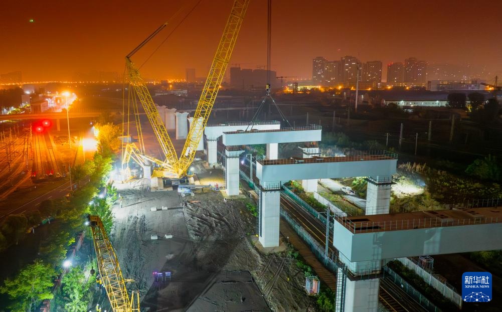 新建沪宁合高铁跨合宁铁路钢盖梁吊装完成