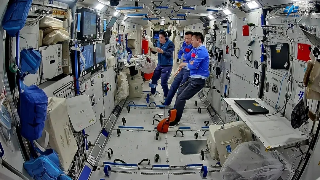 在空间站读书是什么体验？神舟十九号乘组揭秘