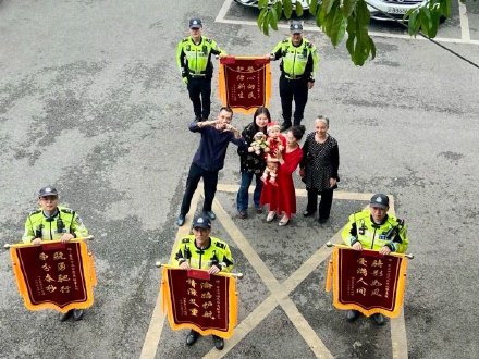 最走心返场！当年被交警接力护送的新生儿，带着藏头诗回来报喜了