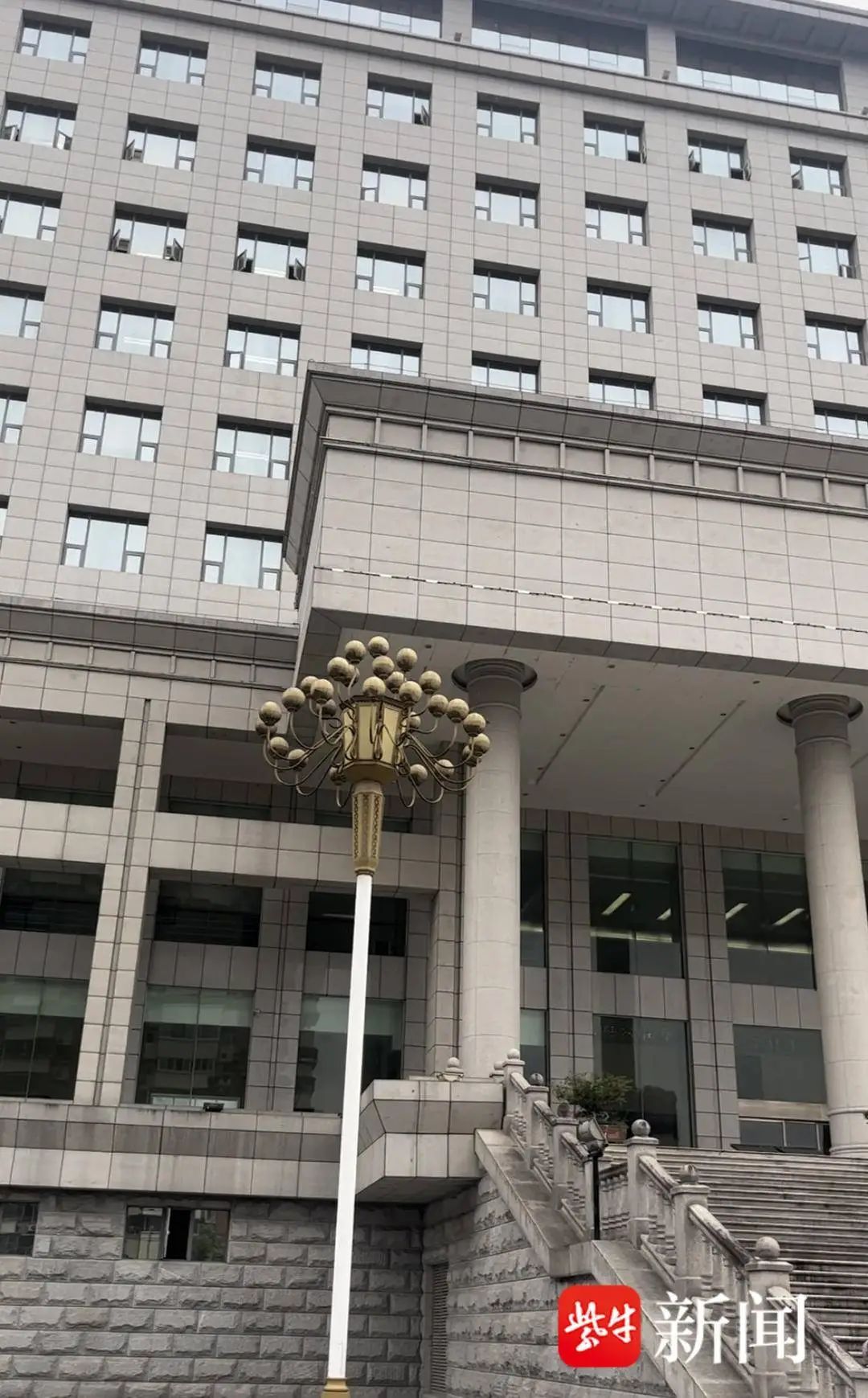 分手后反复纠缠，女孩被前男友泼汽油烧伤致残，男方二审当庭翻供！