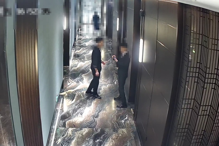 自带酒水“有问题”，警方当场识破“调包局”