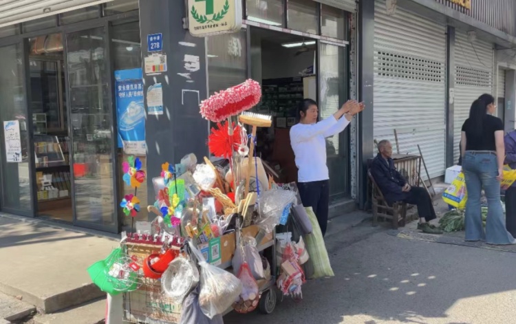 出了4本书，在菜市场摆摊21年的女作家：自己只是一个写作者，每天清晨5点半出摊